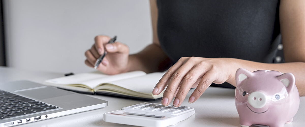 Empreendedor fazendo análise de custos e investimentos