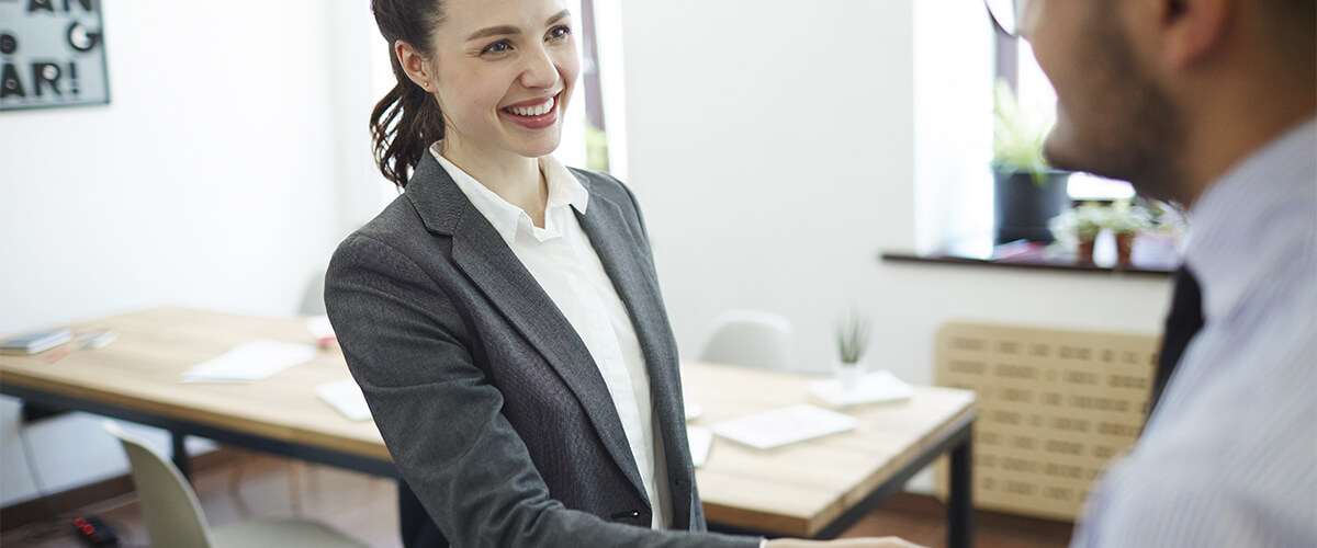 Imagem que represente pessoas
fazendo contato visual